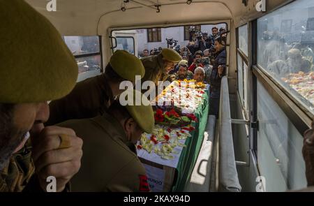 SRINAGAR, ADMINISTRATION INDIENNE CACHEMIRE, INDE - MARS 21 : Les policiers indiens portent le cercueil contenant le corps de leur camarade, Deepak Thusoo, tué dans une bataille à coups d'armes à feu contre des rebelles présumés, lors de la cérémonie de dépôt de sa couronne au siège de la police, à 21 mars 2018, à Srinagar, la capitale estivale du Cachemire administré par l'Inde. Une cérémonie de dépôt de couronnes a eu lieu aujourd'hui par la police indienne pour leur camarade, tué dans une bataille d'armes de près de 48 heures avec des militants, dans la forêt dense de Kupwara, au nord du Cachemire. Cinq forces armées indiennes et cinq militants ont été tués dans une batterie d'armes à feu Banque D'Images