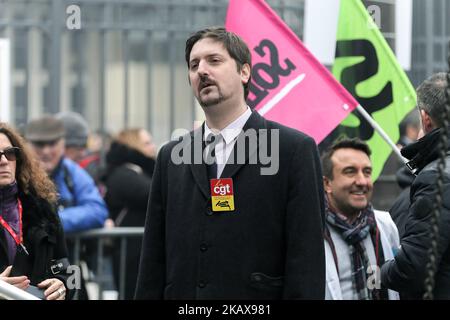 le secrétaire général du syndicat CGT des cheminots Laurent Brun (C) assiste à une manifestation devant la gare de l'est à Paris sur 22 mars 2018 pour protester contre la série de réformes du gouvernement français. Des milliers de conducteurs de train français, d'enseignants et de contrôleurs aériens ont été mis en grève à 22 mars 2018 lors d'une journée importante de protestation contre la réforme du président français. Les manifestations et les démonstrations sont le dernier test de force pour le dirigeant centriste âgé de 40 ans, alors qu'il avance sur une nouvelle phase de son programme de refonte des chemins de fer publics et d'autres publ Banque D'Images