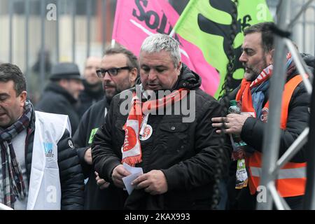 le secrétaire général du syndicat ferroviaire de la CFDT Didier Aubert (C) assiste à une manifestation devant la gare de l'est à Paris sur 22 mars 2018 pour protester contre la série de réformes du gouvernement français. Des milliers de conducteurs de train français, d'enseignants et de contrôleurs aériens ont été mis en grève à 22 mars 2018 lors d'une journée importante de protestation contre la réforme du président français. Les manifestations et les démonstrations sont le dernier test de force pour le dirigeant centriste de 40 ans, alors qu'il avance sur une nouvelle phase de son programme de refonte des chemins de fer publics et d'autres services publics Banque D'Images