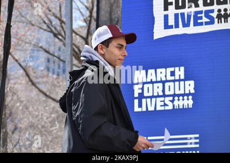 Sam Hendler, un survivant de la fusillade à l'école secondaire Marjory Stoneman Douglas, a lu à voix haute les noms des étudiants et du personnel qui ont été tués et tient un moment de silence à la marche pour nos vies à New York, NY sur 24 mars 2018. (Photo de Kyle Mazza/NurPhoto) Banque D'Images