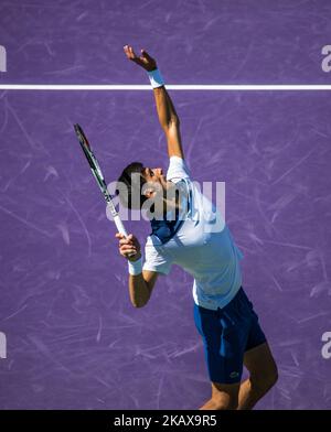 Novak Djokovic, de Serbie, en action contre Benoit PAIRE, de France. Djokovic, qui se remet encore de la surjerie du coude, n'a jamais pu trouver le rythme du match. PAIRE défait Djokovc 6-3, 6-4 à Miami, Floride sur 23 mars 2018. (Photo de Manuel Mazzanti/NurPhoto) Banque D'Images