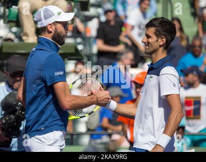 Novak Djokovic, de Serbie, félicite Benoit PAIRE, de France. Djokovic, après sa victoire 6-3, 6-4 pour le deuxième tour de l'Open de Miami à Key Biscayne. À Miami, Floride sur 23 mars 2018. (Photo de Manuel Mazzanti/NurPhoto) Banque D'Images