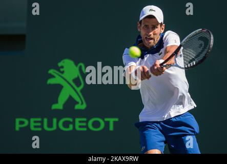 Novak Djokovic, de Serbie, en action contre Benoit PAIRE, de France. Djokovic, qui se remet encore de la surjerie du coude, n'a jamais pu trouver le rythme du match. PAIRE défait Djokovc 6-3, 6-4 à Miami, Floride sur 23 mars 2018. (Photo de Manuel Mazzanti/NurPhoto) Banque D'Images