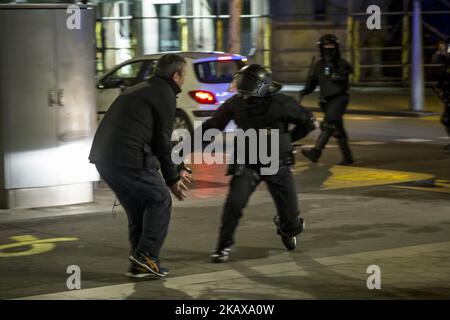 La manifestation et les manifestants s'opposent à la police anti-émeute en raison du blocage de la route autour des bureaux du gouvernement central lors d'une manifestation à Barcelone, en Espagne, sur 25 mars 2018. (Photo par Xavier Bonilla/NurPhoto) Banque D'Images