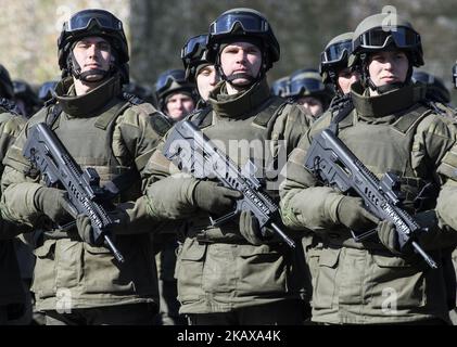 Soldats de la Garde nationale lors d'événements solennels à l'occasion du 4th anniversaire de la Garde nationale d'Ukraine à Kiev, en Ukraine, le 26 mars 2018. (Photo de Maxym Marusenko/NurPhoto) Banque D'Images