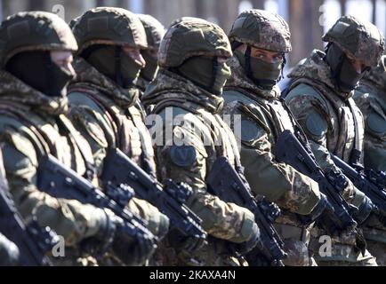 Soldats de la Garde nationale lors d'événements solennels à l'occasion du 4th anniversaire de la Garde nationale d'Ukraine à Kiev, en Ukraine, le 26 mars 2018. (Photo de Maxym Marusenko/NurPhoto) Banque D'Images