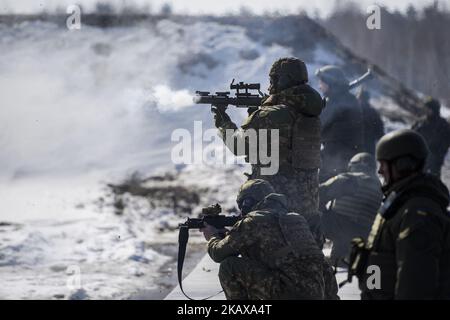 Soldats de la Garde nationale lors d'événements solennels à l'occasion du 4th anniversaire de la Garde nationale d'Ukraine à Kiev, en Ukraine, le 26 mars 2018. (Photo de Maxym Marusenko/NurPhoto) Banque D'Images