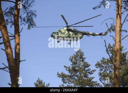 L'hélicoptère militaire est vu lors d'événements solennels à l'occasion du 4th anniversaire de la Garde nationale d'Ukraine à Kiev, en Ukraine, le 26 mars 2018. (Photo de Maxym Marusenko/NurPhoto) Banque D'Images