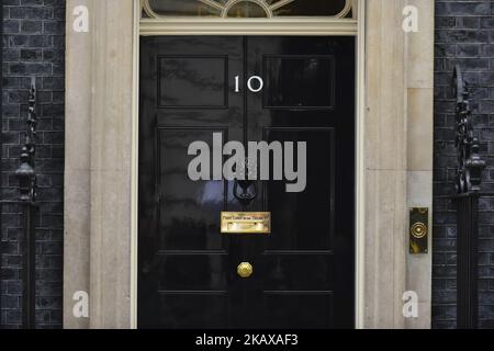 La porte du 10 Downing Street est photographiée à Londres sur 27 mars 2018. La première ministre Theresa May est confrontée à un autre obstacle au Brexit après que le parti travailliste de l'opposition ait annoncé son engagement légal d'éviter une frontière dure avec l'Irlande après que la Grande-Bretagne ait quitté l'Union européenne. Le Comité consultatif sur les migrations (MAC) a déclaré que les entreprises sont préoccupées par leur capacité à recruter des travailleurs de l'UE après que la Grande-Bretagne a quitté l'UE. Les employeurs britanniques considèrent également les travailleurs de l'UE comme « plus fiables » et avides que leurs homologues britanniques, a déclaré le rapport. (Photo par Alberto Pezzali/NurPhoto) Banque D'Images