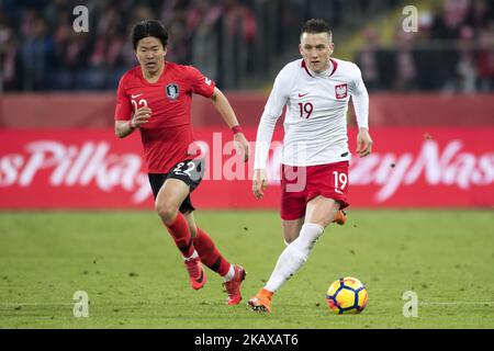 Piotr Zielinski de Pologne et Chang-hoon Kwon de Corée lors du match international amical entre la Pologne et la Corée du Sud au stade silésien de Chorzow, Pologne sur 27 mars 2018 (photo d'Andrew Surma/NurPhoto) Banque D'Images