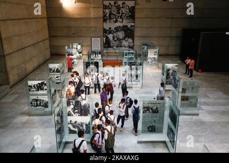 Visiteurs observant l'histoire de la nation au Musée de l'indépendance à Dhaka, au Bangladesh, sur 28 mars 2018. Le Musée de l'indépendance de Dhaka, au Bangladesh, dépeint la lutte pour l'indépendance du Bangladesh. Il montre l'histoire de la nation depuis le mandat de Mughal jusqu'à l'indépendance en 1971. C'est le premier et le seul musée souterrain du pays. Le musée fait partie d'un complexe de 67 hectares à Suhrawardy Udyan, le site d'où le cheik Mujibur Rahman a prononcé son discours historique déclarant la lutte pour l'indépendance, et où les forces pakistanaises se sont rendus après la guerre de libération. (PH Banque D'Images