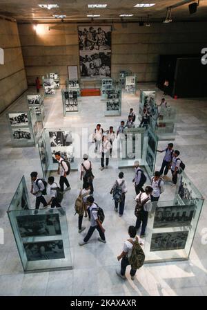 Visiteurs observant l'histoire de la nation au Musée de l'indépendance à Dhaka, au Bangladesh, sur 28 mars 2018. Le Musée de l'indépendance de Dhaka, au Bangladesh, dépeint la lutte pour l'indépendance du Bangladesh. Il montre l'histoire de la nation depuis le mandat de Mughal jusqu'à l'indépendance en 1971. C'est le premier et le seul musée souterrain du pays. Le musée fait partie d'un complexe de 67 hectares à Suhrawardy Udyan, le site d'où le cheik Mujibur Rahman a prononcé son discours historique déclarant la lutte pour l'indépendance, et où les forces pakistanaises se sont rendus après la guerre de libération. (PH Banque D'Images