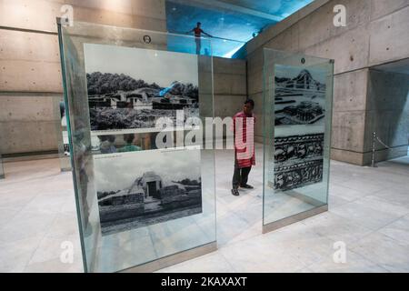 Visiteurs observant l'histoire de la nation au Musée de l'indépendance à Dhaka, au Bangladesh, sur 28 mars 2018. Le Musée de l'indépendance de Dhaka, au Bangladesh, dépeint la lutte pour l'indépendance du Bangladesh. Il montre l'histoire de la nation depuis le mandat de Mughal jusqu'à l'indépendance en 1971. C'est le premier et le seul musée souterrain du pays. Le musée fait partie d'un complexe de 67 hectares à Suhrawardy Udyan, le site d'où le cheik Mujibur Rahman a prononcé son discours historique déclarant la lutte pour l'indépendance, et où les forces pakistanaises se sont rendus après la guerre de libération. (PH Banque D'Images