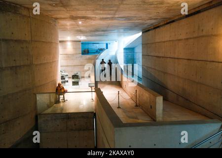 Visiteurs observant l'histoire de la nation au Musée de l'indépendance à Dhaka, au Bangladesh, sur 28 mars 2018. Le Musée de l'indépendance de Dhaka, au Bangladesh, dépeint la lutte pour l'indépendance du Bangladesh. Il montre l'histoire de la nation depuis le mandat de Mughal jusqu'à l'indépendance en 1971. C'est le premier et le seul musée souterrain du pays. Le musée fait partie d'un complexe de 67 hectares à Suhrawardy Udyan, le site d'où le cheik Mujibur Rahman a prononcé son discours historique déclarant la lutte pour l'indépendance, et où les forces pakistanaises se sont rendus après la guerre de libération. (PH Banque D'Images