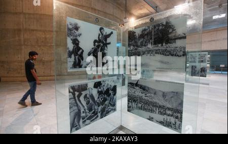 Visiteurs observant l'histoire de la nation au Musée de l'indépendance à Dhaka, au Bangladesh, sur 28 mars 2018. Le Musée de l'indépendance de Dhaka, au Bangladesh, dépeint la lutte pour l'indépendance du Bangladesh. Il montre l'histoire de la nation depuis le mandat de Mughal jusqu'à l'indépendance en 1971. C'est le premier et le seul musée souterrain du pays. Le musée fait partie d'un complexe de 67 hectares à Suhrawardy Udyan, le site d'où le cheik Mujibur Rahman a prononcé son discours historique déclarant la lutte pour l'indépendance, et où les forces pakistanaises se sont rendus après la guerre de libération. (PH Banque D'Images