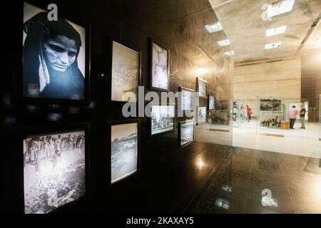 Visiteurs observant l'histoire de la nation au Musée de l'indépendance à Dhaka, au Bangladesh, sur 28 mars 2018. Le Musée de l'indépendance de Dhaka, au Bangladesh, dépeint la lutte pour l'indépendance du Bangladesh. Il montre l'histoire de la nation depuis le mandat de Mughal jusqu'à l'indépendance en 1971. C'est le premier et le seul musée souterrain du pays. Le musée fait partie d'un complexe de 67 hectares à Suhrawardy Udyan, le site d'où le cheik Mujibur Rahman a prononcé son discours historique déclarant la lutte pour l'indépendance, et où les forces pakistanaises se sont rendus après la guerre de libération. (PH Banque D'Images