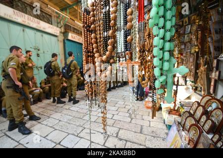 Jeunes soldats israéliens devant la porte d'entrée de l'église Saint-Sépulcre dans la vieille ville de Jérusalem. Mercredi 14 mars 2018, à Jérusalem, Israël. (Photo par Artur Widak/NurPhoto) Banque D'Images