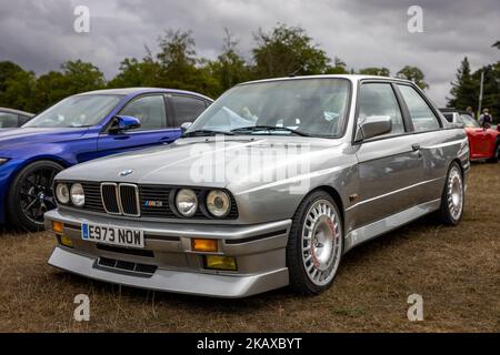 1987 BMW M3 «E973 NOW» en exposition au salon privé Classic & Supercar Motor show qui s'est tenu au Palais de Blenheim le 4th septembre 2022 Banque D'Images