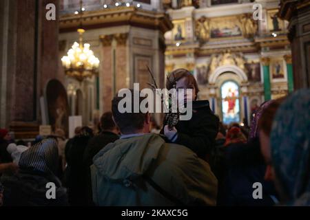 Croyants orthodoxes pendant le service à la cathédrale Saint-Isaac le dimanche des palmiers. Saint-Pétersbourg, Russie 01 avril 2018 (photo de Valya Egorshin/NurPhoto) Banque D'Images