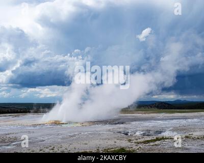 Vapeur en provenance de Clepydra Geyser, Fountain Paint pots, parc national de Yellowstone, Wyoming, États-Unis, Juin 2019 Banque D'Images