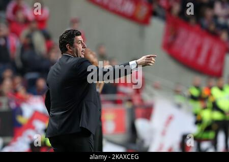 L'entraîneur en chef de Benfica, Rui Vitoria gestes pendant le match de football de la Ligue portugaise, SL Benfica vs Vitoria Guimaraes, au stade Luz à Lisbonne sur 31 mars 2018. ( Photo par Pedro Fiúza/NurPhoto) Banque D'Images