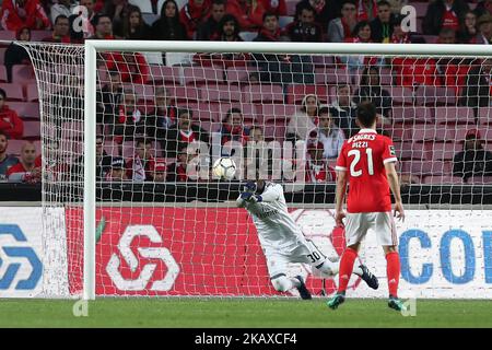 Bruno Varela, gardien de but portugais de Benfica, est en sécurité pendant le match de football de la Ligue portugaise SL Benfica vs Vitoria Guimaraes au stade Luz à Lisbonne sur 31 mars 2018. ( Photo par Pedro Fiúza/NurPhoto) Banque D'Images