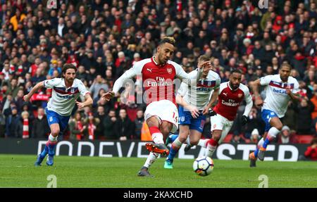 Pierre-Emerick Aubameyang d'Arsenal marque son premier but lors du match de la première ligue anglaise entre Arsenal et Stoke City au stade Emirates, Londres, Angleterre, le 01 avril 2018 (photo de Kieran Galvin/NurPhoto) Banque D'Images