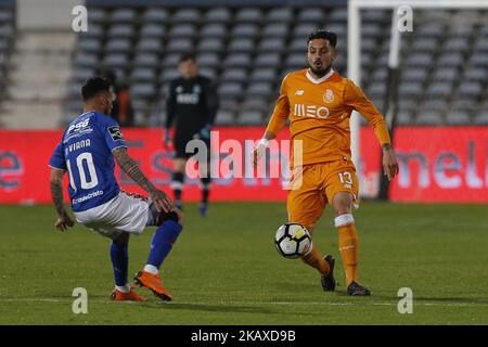 Le défenseur du FC Porto Alex Telles du Brésil (R) et CF OS Belenenenenenenses Forward Diogo Viana du Portugal (L) lors du match de la Premier League 2017/18 entre CF OS Belenenenenenenenenenses et le FC Porto, au stade Estadio do Restelo à Lisbonne, Portugal, sur 2 avril 2018. (Photo de Bruno Barros / DPI / NurPhoto) Banque D'Images