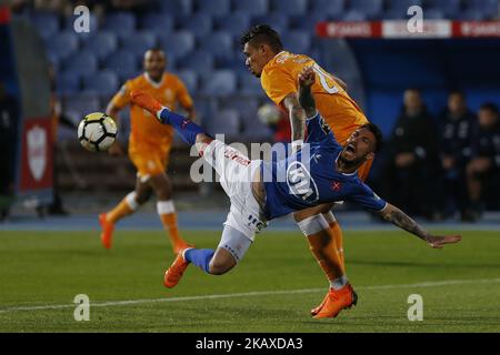 Cf OS Belenenenenenenses Forward Diogo Viana du Portugal (F) et FC Porto Forward Francisco Soares du Brésil (B) lors du match de la première ligue 2017/18 entre CF OS Belenenenenenenses et FC Porto, au stade Estadio do Restelo à Lisbonne, Portugal sur 2 avril 2018. (Photo de Bruno Barros / DPI / NurPhoto) Banque D'Images