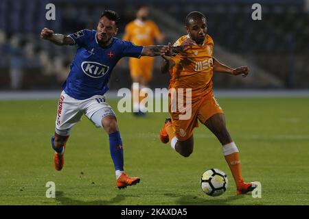 Cf OS Belenenenenenenses Forward Diogo Viana du Portugal (L) et FC Porto Forward Yacine Brahimi d'Algérie (R) lors du match de la première Ligue 2017/18 entre CF OS Belenenenenenses v FC Porto, à l'Estadio do Restelo stade à Lisbonne, Portugal sur 2 avril 2018. (Photo de Bruno Barros / DPI / NurPhoto) Banque D'Images