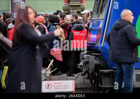 Les navetteurs se trouvent sur une plate-forme surpeuplée de la gare de Lyon sur 3 avril 2018 à Paris, le premier jour d'une grève de deux jours. (Photo de Julien Mattia/NurPhoto) Banque D'Images
