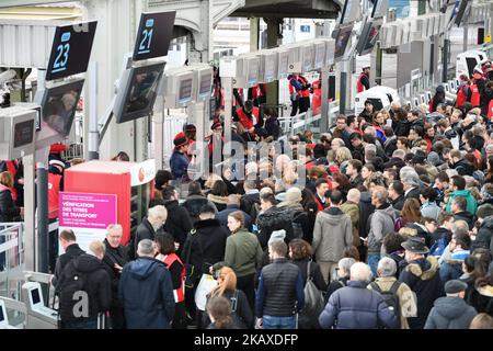 Les navetteurs se trouvent sur une plate-forme surpeuplée de la gare de Lyon sur 3 avril 2018 à Paris, le premier jour d'une grève de deux jours. (Photo de Julien Mattia/NurPhoto) Banque D'Images