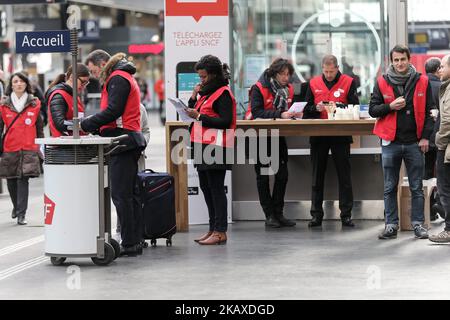 Les employés de la SNCF (Société nationale des chemins de fer français) parlent aux voyageurs pour les informer sur une plateforme de la gare de l’est à 3 avril 2018 à Paris, le premier jour d’une grève de deux jours. Le personnel de l'opérateur ferroviaire SNCF a quitté le poste à partir de 7,00 h (1700 h GMT) sur 2 avril, le premier d'une série de démarchages affectant tout, de l'énergie à la collecte des ordures. Les grèves ferroviaires, qui doivent durer jusqu'à 28 juin, sont considérées comme le plus grand défi encore à relever par le président pour secouer la France et la rendre plus compétitive. (Photo de Michel Stoupak/NurPhoto) Banque D'Images