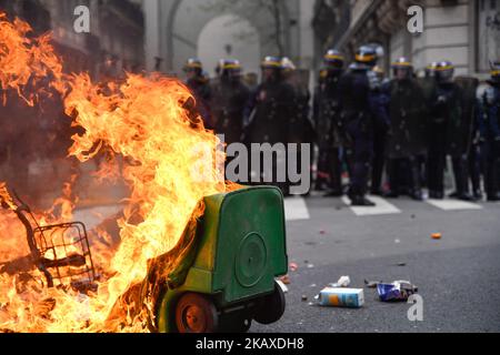 Les manifestants allument un incendie dans la rue lors d'une manifestation pour les cheminots français sur 3 avril 2018 à Paris, le premier jour d'une grève de deux jours. (Photo de Julien Mattia/NurPhoto) Banque D'Images