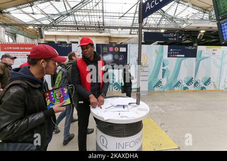 Un employé de la SNCF (Société nationale des chemins de fer français) parle avec les voyageurs pour les informer sur une plate-forme de la gare de l’est à 3 avril 2018 à Paris, le premier jour d’une grève de deux jours. Le personnel de l'opérateur ferroviaire SNCF a quitté le poste à partir de 7,00 h (1700 h GMT) sur 2 avril, le premier d'une série de démarchages affectant tout, de l'énergie à la collecte des ordures. Les grèves ferroviaires, qui doivent durer jusqu'à 28 juin, sont considérées comme le plus grand défi encore à relever par le président pour secouer la France et la rendre plus compétitive. (Photo de Michel Stoupak/NurPhoto) Banque D'Images