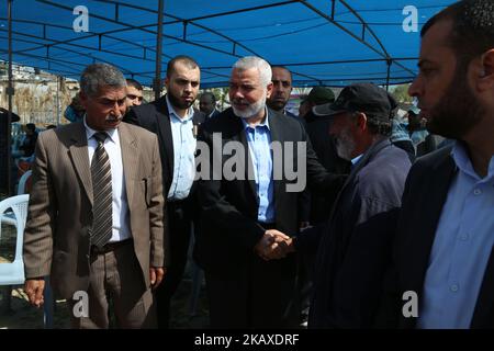 Le chef du Hamas Ismail Haniyeh assiste aux funérailles d'Ahmed Arafa, 25 ans, dans la ville de Deir al-Balah, au centre de la bande de Gaza, sur 4 avril 2018. Arafa a été tué par balle par les forces israéliennes à la frontière de Gaza, a déclaré le ministère de la Santé de la bande de Gaza, car les tensions sont restées des jours après la mort de 17 personnes lorsqu'une manifestation de masse a conduit à des affrontements. (Photo de Majdi Fathi/NurPhoto) Banque D'Images