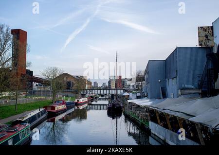 Vue sur les environs du parc olympique de la Reine Elizabeth, entre les bourgs de Stratford et Hackney à Londres, au Royaume-Uni, sur 5 avril 2018. Un homme est mort après avoir été poignardé dans le nord-est de Londres, portant le nombre de meurtres commis cette année dans la capitale à plus de 50. Dans le même quartier quelques heures plus tôt, un homme de 50s ans est mort à l'extérieur d'un bookmakers à Clapton à la suite d'une suspicion de combat, a déclaré la police métropolitaine. En Angleterre et au pays de Galles, les coups de poignardé mortels sont à leur plus haut niveau depuis 2010-11, avec l'escalade de la violence particulièrement aiguë à Londres, où 13 personnes ont été tuées dans les deux semaines précédentes Banque D'Images