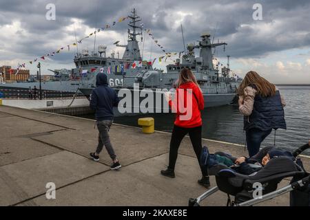 Marine polonaise Orkan-classe d'attaque rapide ORP Piorun et les mines destroyer ORP Kormoran sont vus à Gdynia, en Pologne sur 5 avril 2018 pendant les célébrations de la journée du Centre des opérations maritimes. (Photo de Michal Fludra/NurPhoto) Banque D'Images