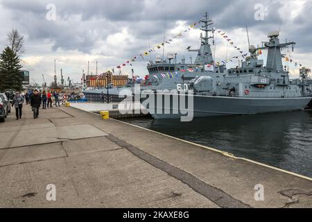 Marine polonaise Orkan-classe d'attaque rapide ORP Piorun et les mines destroyer ORP Kormoran sont vus à Gdynia, en Pologne sur 5 avril 2018 pendant les célébrations de la journée du Centre des opérations maritimes. (Photo de Michal Fludra/NurPhoto) Banque D'Images