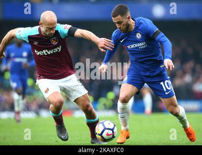 Eden Hazard de Chelsea bat Pablo Zabaleta de West Ham United lors du match de la première ligue anglaise entre Chelsea et West Ham United à Stamford Bridge, Londres, Angleterre, le 8 avril 2018. (Photo de Kieran Galvin/NurPhoto) Banque D'Images