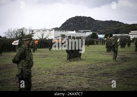 Des soldats de la Force d'autodéfense terrestre japonaise (JGSDF) ont appelé la Brigade de déploiement rapide amphibie à assister à une cérémonie au Camp Ainoura à Sasebo, préfecture de Nagasaki, Japon, sur 7 avril 2018. (Photo de Richard Atrero de Guzman/NurPhoto) Banque D'Images