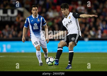 Carlos Soler de Valencia CF concurrence pour le ballon avec Jurado du RCD Espanyol pendant le jeu de la Liga entre Valencia CF et RCD Espanyol à Mestalla on 8 avril 2018 à Valence, Espagne (photo de David Aliaga/NurPhoto) Banque D'Images