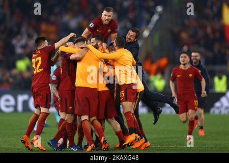 AS Roma v FC Barcelone : quart de finale de l'UEFA Champions League 2nd LEG Edin Dzeko de Roma fête avec ses coéquipiers au stade Olimpico de Rome, Italie sur 10 avril 2018. (Photo de Matteo Ciambelli/NurPhoto) Banque D'Images