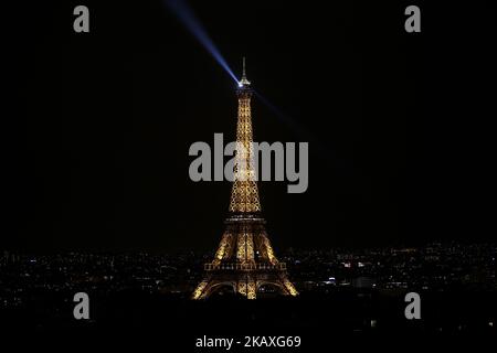 La tour Eiffel est vue de nuit à Paris, sur 8 avril 2018. ( Photo par Pedro Fiúza/NurPhoto) Banque D'Images