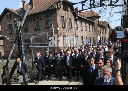 Le président israélien de Reuven Rivlin et le président polonais de Andrzej Duda sont vus dans le camp de la mort d'Auschwitz i à Oswiecim, Pologne le 12 avril 2018 se tenant chaque année à Yom Hashoah - jour de la mémoire de l'Holocauste - la marche des vivants est une promenade de 3 kilomètres d'Auschwitz à Birkenau en hommage à toutes les victimes de l'Holocauste. (Photo de Michal Fludra/NurPhoto) Banque D'Images