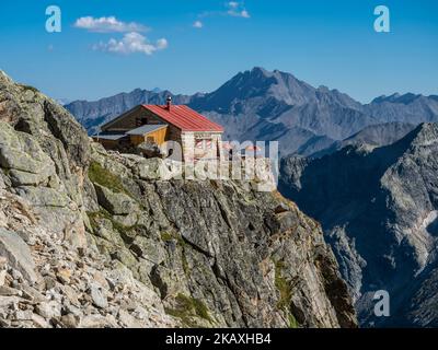 Cabane de montagne Cabane de l'A Neuve, située sur une formation rocheuse escarpée, près de la Fouly, Val de Ferret , Suisse Banque D'Images