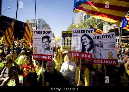 Des milliers de personnes manifestent à Barcelone pour soutenir le prisonnier politique pro-indépendance emprisonné par l'Espagne après le référendum d'autodétermination sur 1 octobre 2017 en Catalogne. Barcelone, Catalogne, Espagne, on 15 avril 2018 (photo de Miquel Llop/NurPhoto) Banque D'Images