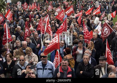 Les retraités se manifestent par des pensions décentes, étant donné le refus du gouvernement des élever à Santander, en Espagne, sur 15 avril 2018. Plus d'un millier de personnes ont soutenu ce dimanche, des manifestations et des manifestations ont été organisées par les fédérations de retraités et de retraités de l'UGT et de la COCO en Cantabrie pour défendre les "retraites publiques". La marche est la deuxième depuis l'année dernière, quand les syndicats ont commencé à mobiliser pour une "retraite secondaire" entre la Plaza Numancia et les jardins de Pereda. (Photo de Joaquin Gomez Sastre/NurPhoto) Banque D'Images