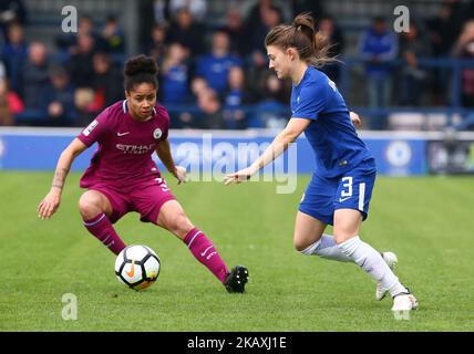 Demi-Stokes de Manchester City le WFC prend Chelsea Ladies Hannah Blundell lors de la demi-finale de la coupe féminine SSE entre Chelsea Ladies et Manchester City Women à Kingsmeadow à Londres, en Angleterre, sur 15 avril 2018. (Photo de Kieran Galvin/NurPhoto) Banque D'Images