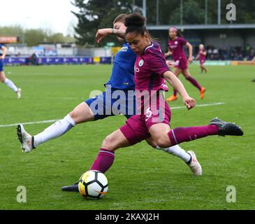 Demi-Stokes de Manchester City le WFC prend Chelsea Ladies Hannah Blundell lors de la demi-finale de la coupe féminine SSE entre Chelsea Ladies et Manchester City Women à Kingsmeadow à Londres, en Angleterre, sur 15 avril 2018. (Photo de Kieran Galvin/NurPhoto) Banque D'Images